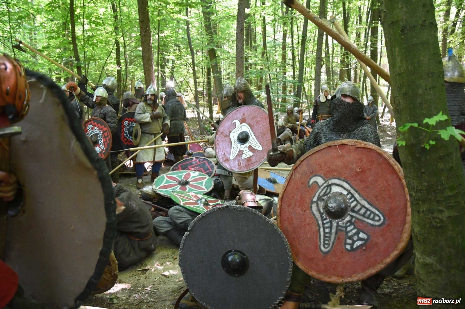 Zdjęcie w galerii na portalu naszraciborz.pl: Walczą, pichcą i handlują. Festiwal średniowieczny w Raciborzu wiadomości z regionu