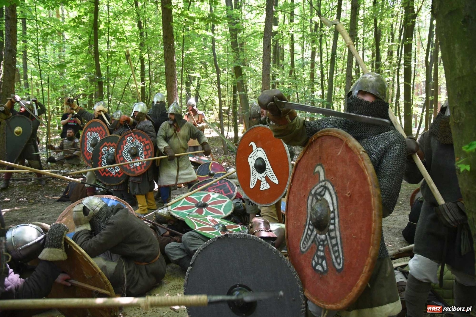 Zdjęcie w galerii na portalu naszraciborz.pl: Walczą, pichcą i handlują. Festiwal średniowieczny w Raciborzu wiadomości z regionu