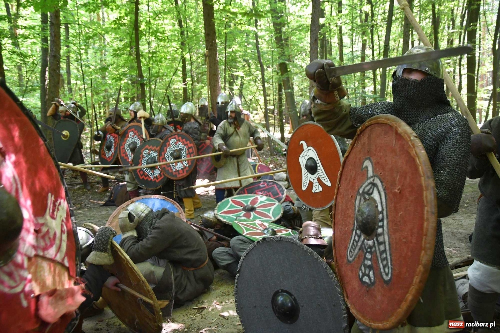 Zdjęcie w galerii na portalu naszraciborz.pl: Walczą, pichcą i handlują. Festiwal średniowieczny w Raciborzu wiadomości z regionu