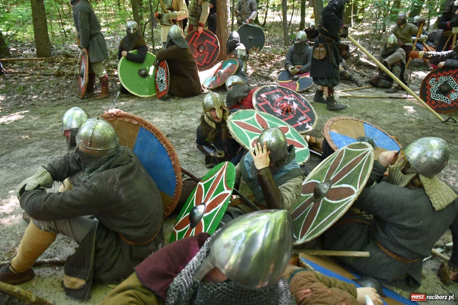Zdjęcie w galerii na portalu naszraciborz.pl: Walczą, pichcą i handlują. Festiwal średniowieczny w Raciborzu wiadomości z regionu