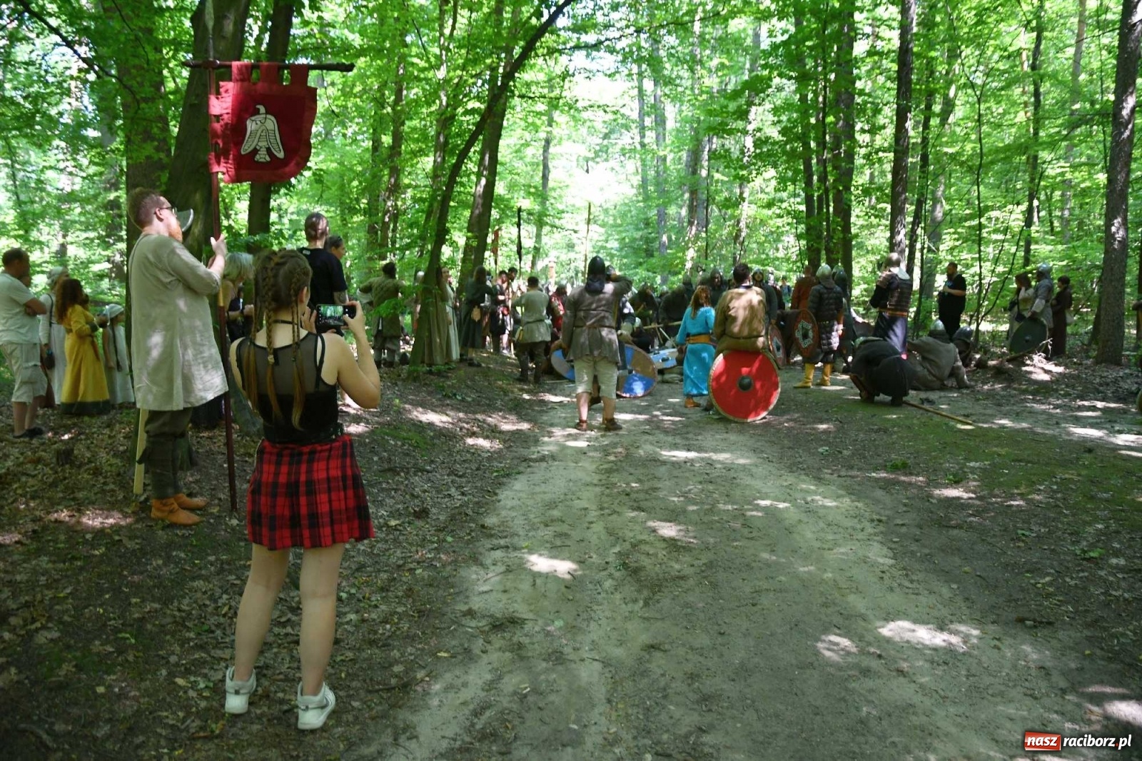 Zdjęcie w galerii na portalu naszraciborz.pl: Walczą, pichcą i handlują. Festiwal średniowieczny w Raciborzu wiadomości z regionu