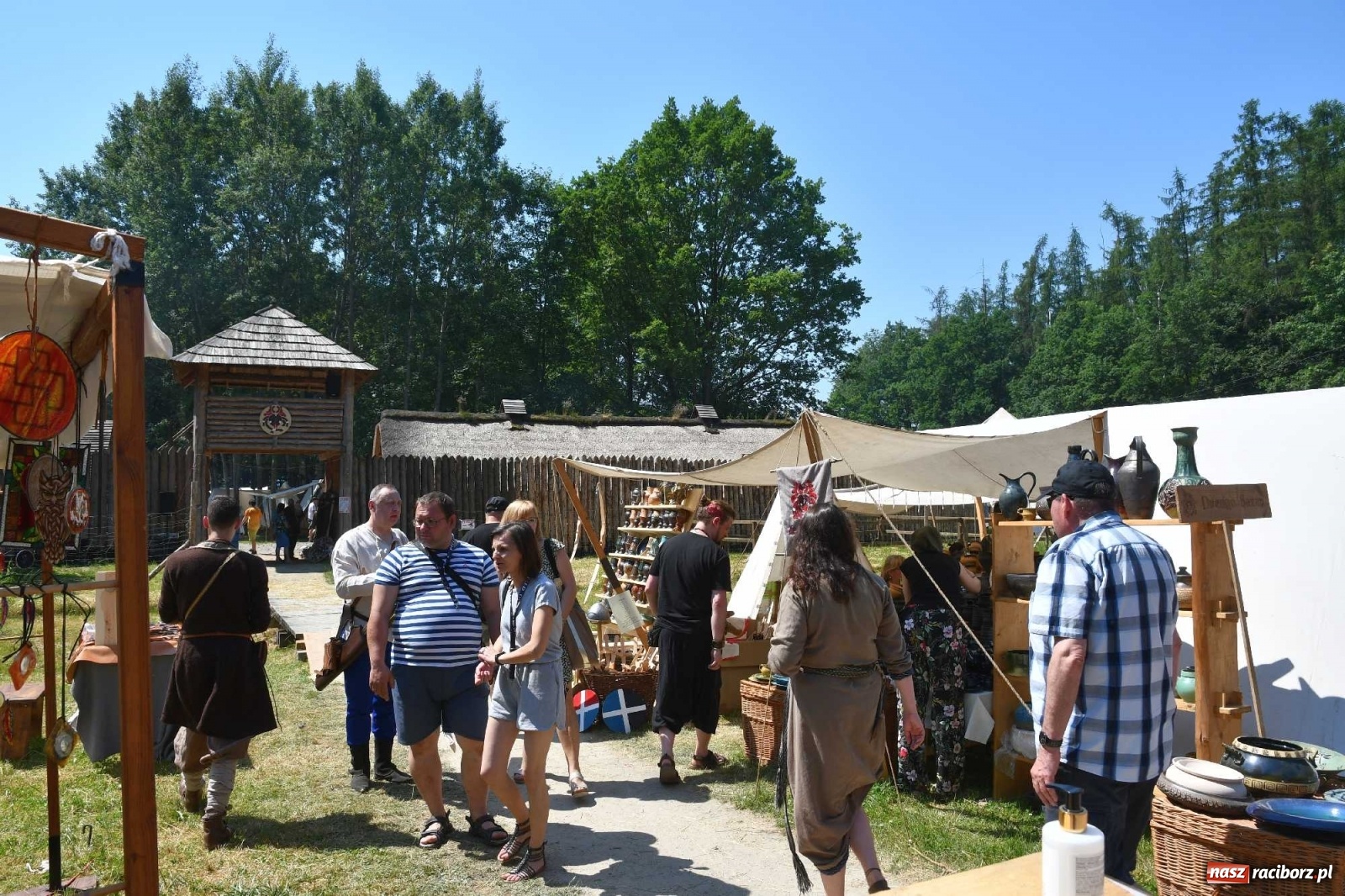 Zdjęcie w galerii na portalu naszraciborz.pl: Walczą, pichcą i handlują. Festiwal średniowieczny w Raciborzu wiadomości z regionu