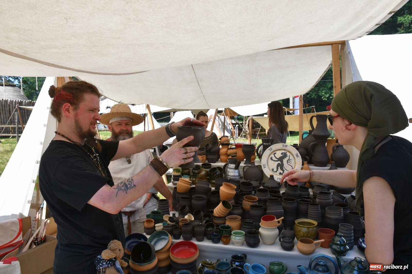 Zdjęcie w galerii na portalu naszraciborz.pl: Walczą, pichcą i handlują. Festiwal średniowieczny w Raciborzu wiadomości z regionu