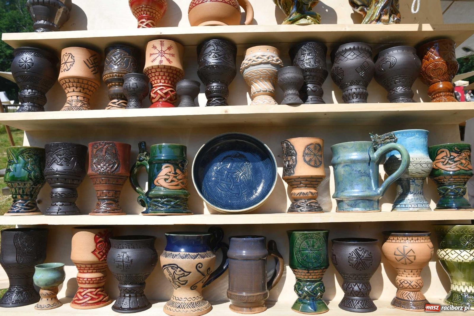 Zdjęcie w galerii na portalu naszraciborz.pl: Walczą, pichcą i handlują. Festiwal średniowieczny w Raciborzu wiadomości z regionu