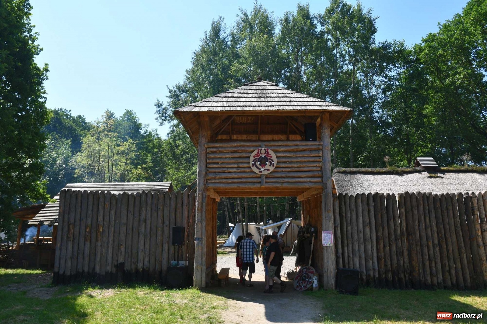 Zdjęcie w galerii na portalu naszraciborz.pl: Walczą, pichcą i handlują. Festiwal średniowieczny w Raciborzu wiadomości z regionu