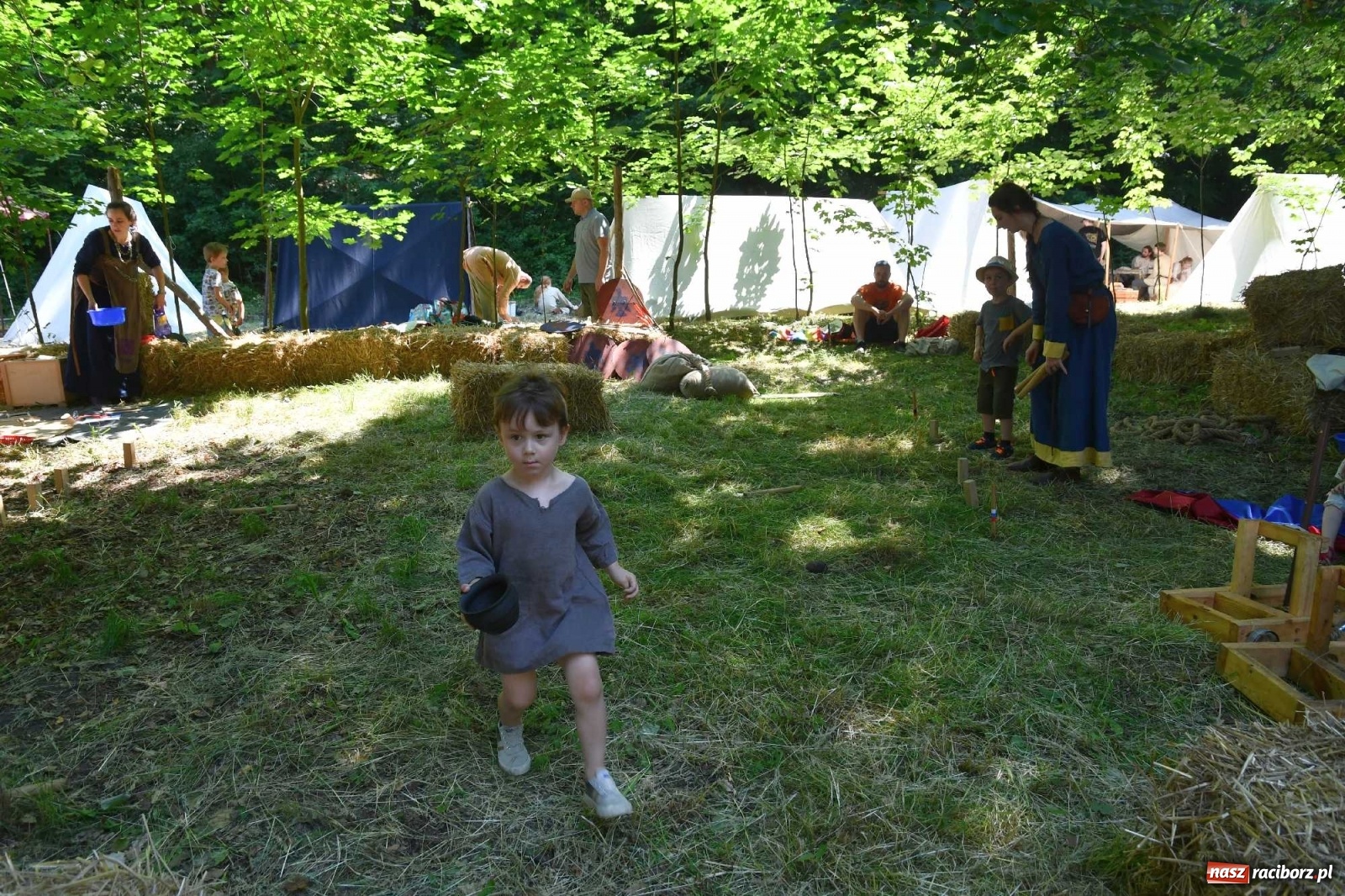 Zdjęcie w galerii na portalu naszraciborz.pl: Walczą, pichcą i handlują. Festiwal średniowieczny w Raciborzu wiadomości z regionu