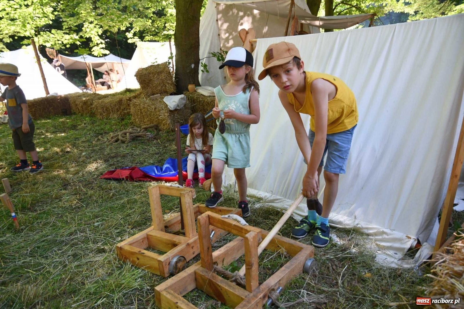 Zdjęcie w galerii na portalu naszraciborz.pl: Walczą, pichcą i handlują. Festiwal średniowieczny w Raciborzu wiadomości z regionu