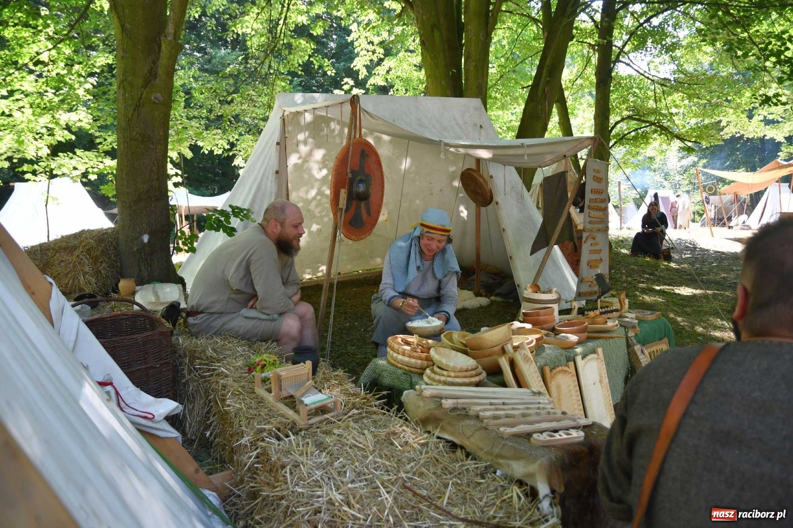 Zdjęcie w galerii na portalu naszraciborz.pl: Walczą, pichcą i handlują. Festiwal średniowieczny w Raciborzu wiadomości z regionu