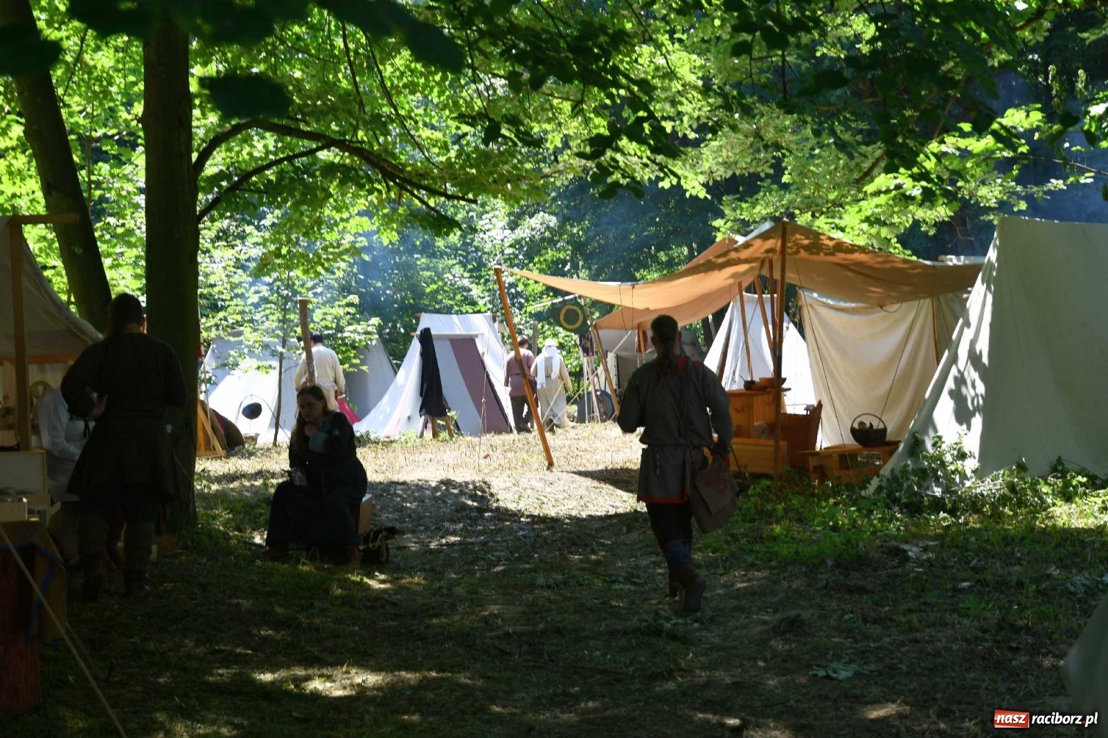 Zdjęcie w galerii na portalu naszraciborz.pl: Walczą, pichcą i handlują. Festiwal średniowieczny w Raciborzu wiadomości z regionu