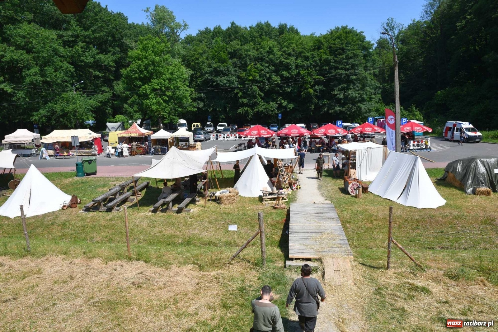 Zdjęcie w galerii na portalu naszraciborz.pl: Walczą, pichcą i handlują. Festiwal średniowieczny w Raciborzu wiadomości z regionu