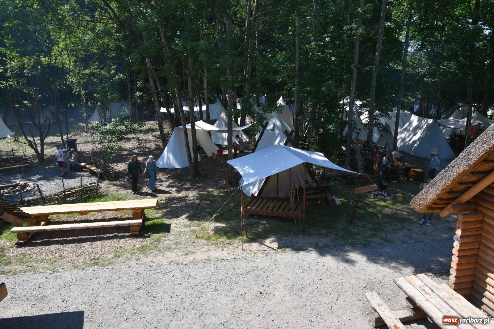 Zdjęcie w galerii na portalu naszraciborz.pl: Walczą, pichcą i handlują. Festiwal średniowieczny w Raciborzu wiadomości z regionu