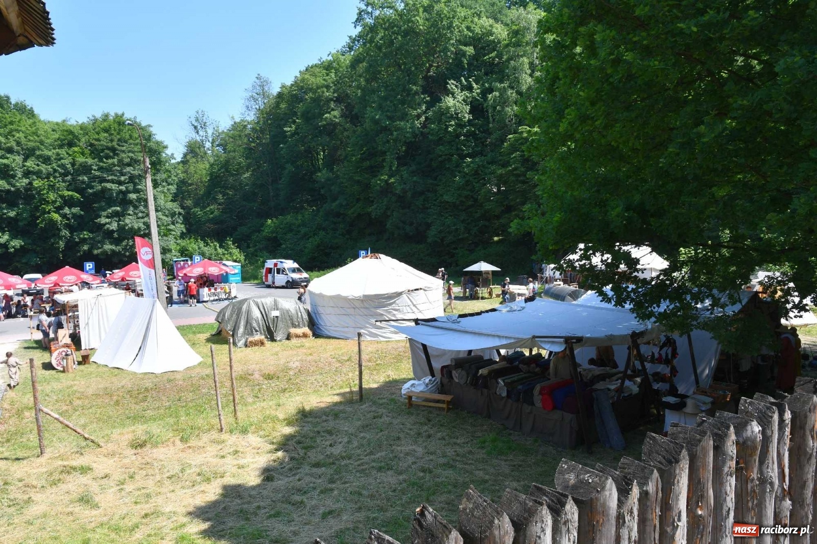 Zdjęcie w galerii na portalu naszraciborz.pl: Walczą, pichcą i handlują. Festiwal średniowieczny w Raciborzu wiadomości z regionu