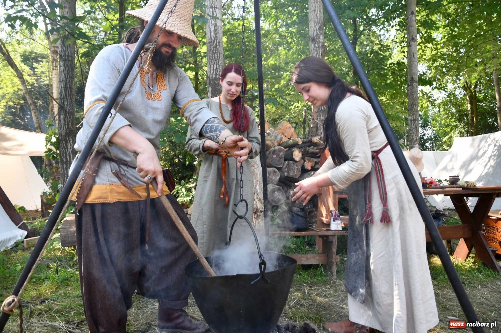 Zdjęcie w galerii na portalu naszraciborz.pl: Walczą, pichcą i handlują. Festiwal średniowieczny w Raciborzu wiadomości z regionu