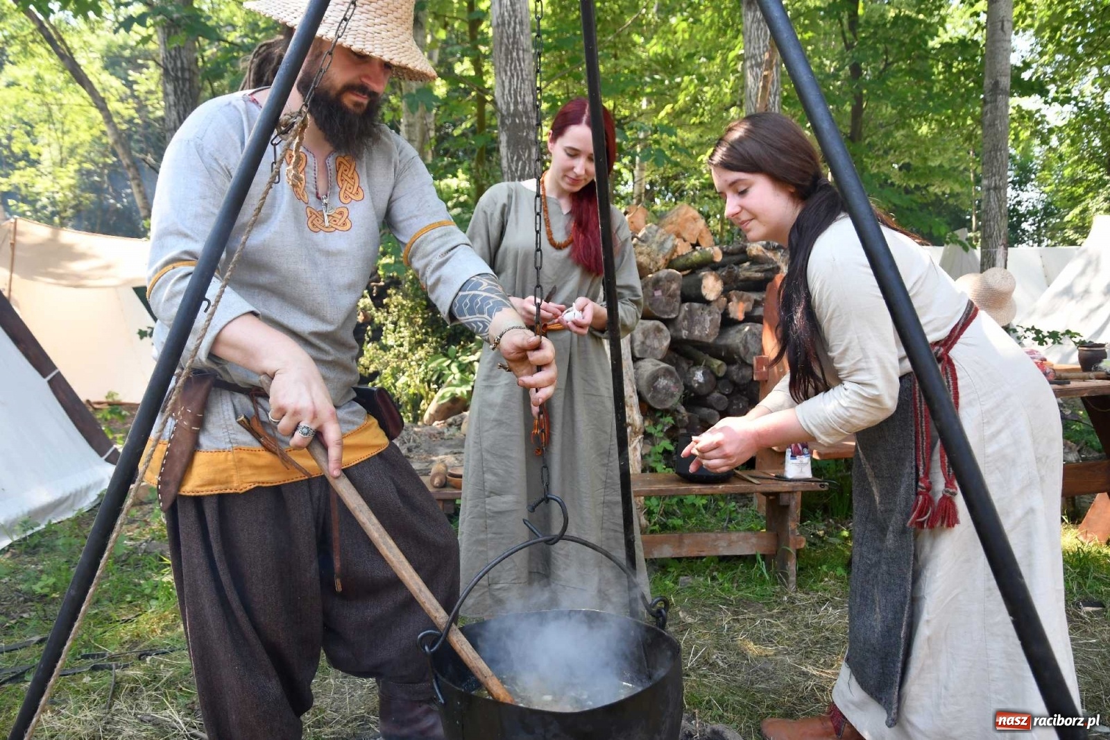 Zdjęcie w galerii na portalu naszraciborz.pl: Walczą, pichcą i handlują. Festiwal średniowieczny w Raciborzu wiadomości z regionu