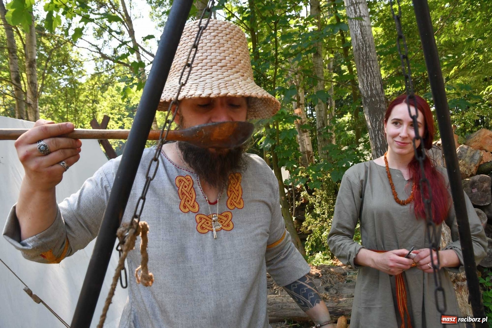 Zdjęcie w galerii na portalu naszraciborz.pl: Walczą, pichcą i handlują. Festiwal średniowieczny w Raciborzu wiadomości z regionu