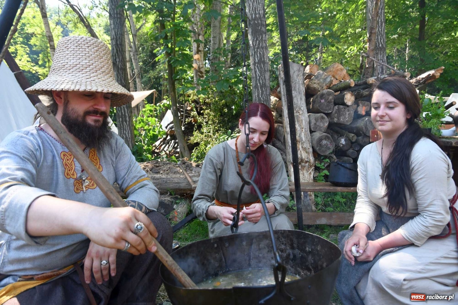 Zdjęcie w galerii na portalu naszraciborz.pl: Walczą, pichcą i handlują. Festiwal średniowieczny w Raciborzu wiadomości z regionu