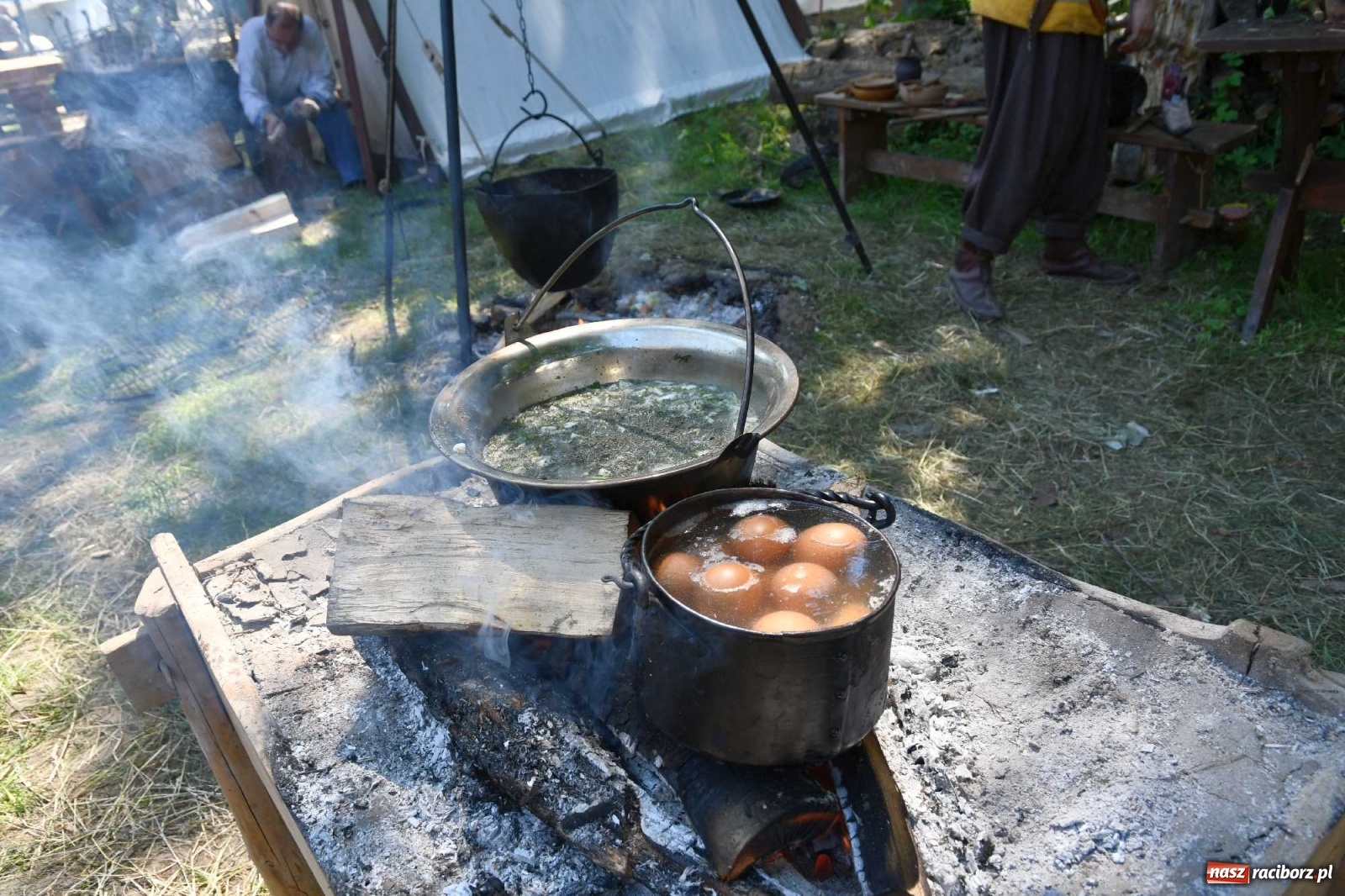 Zdjęcie w galerii na portalu naszraciborz.pl: Walczą, pichcą i handlują. Festiwal średniowieczny w Raciborzu wiadomości z regionu