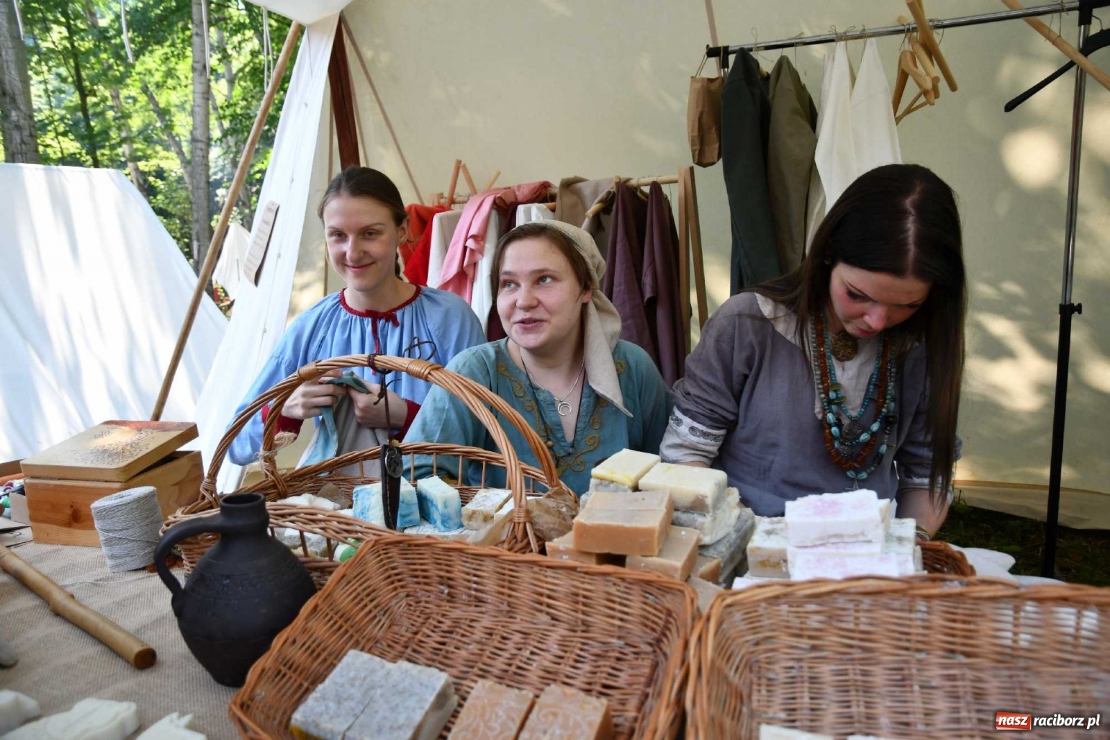 Zdjęcie w galerii na portalu naszraciborz.pl: Walczą, pichcą i handlują. Festiwal średniowieczny w Raciborzu wiadomości z regionu