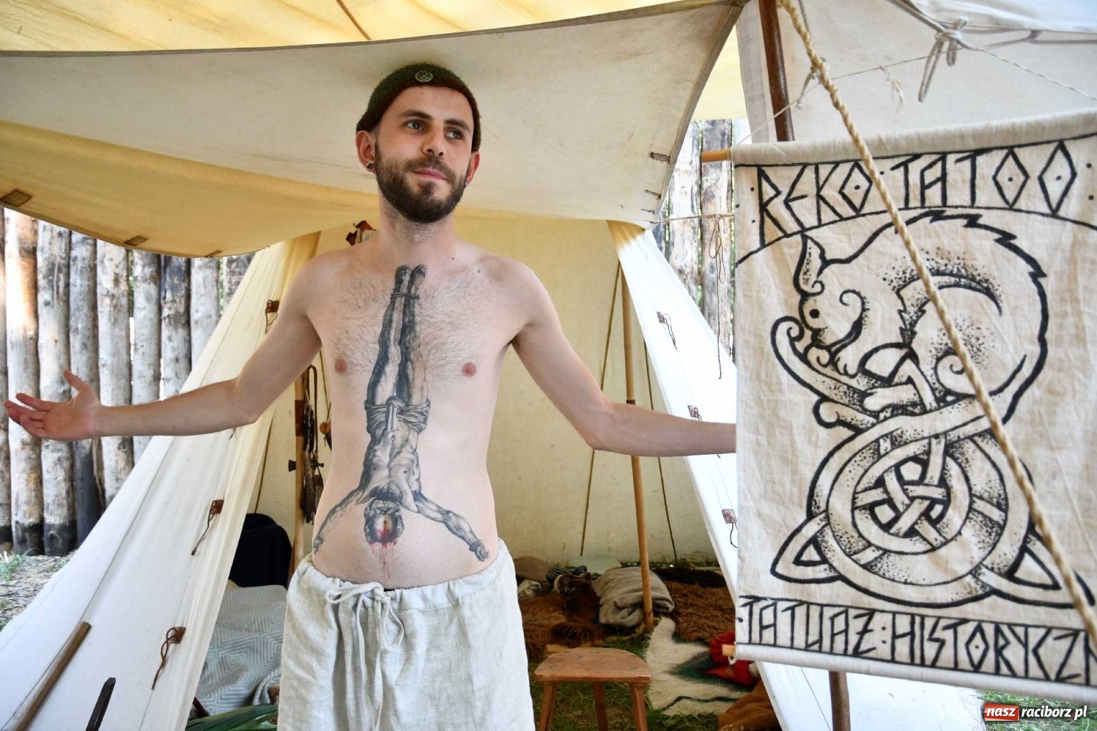 Zdjęcie w galerii na portalu naszraciborz.pl: Walczą, pichcą i handlują. Festiwal średniowieczny w Raciborzu wiadomości z regionu