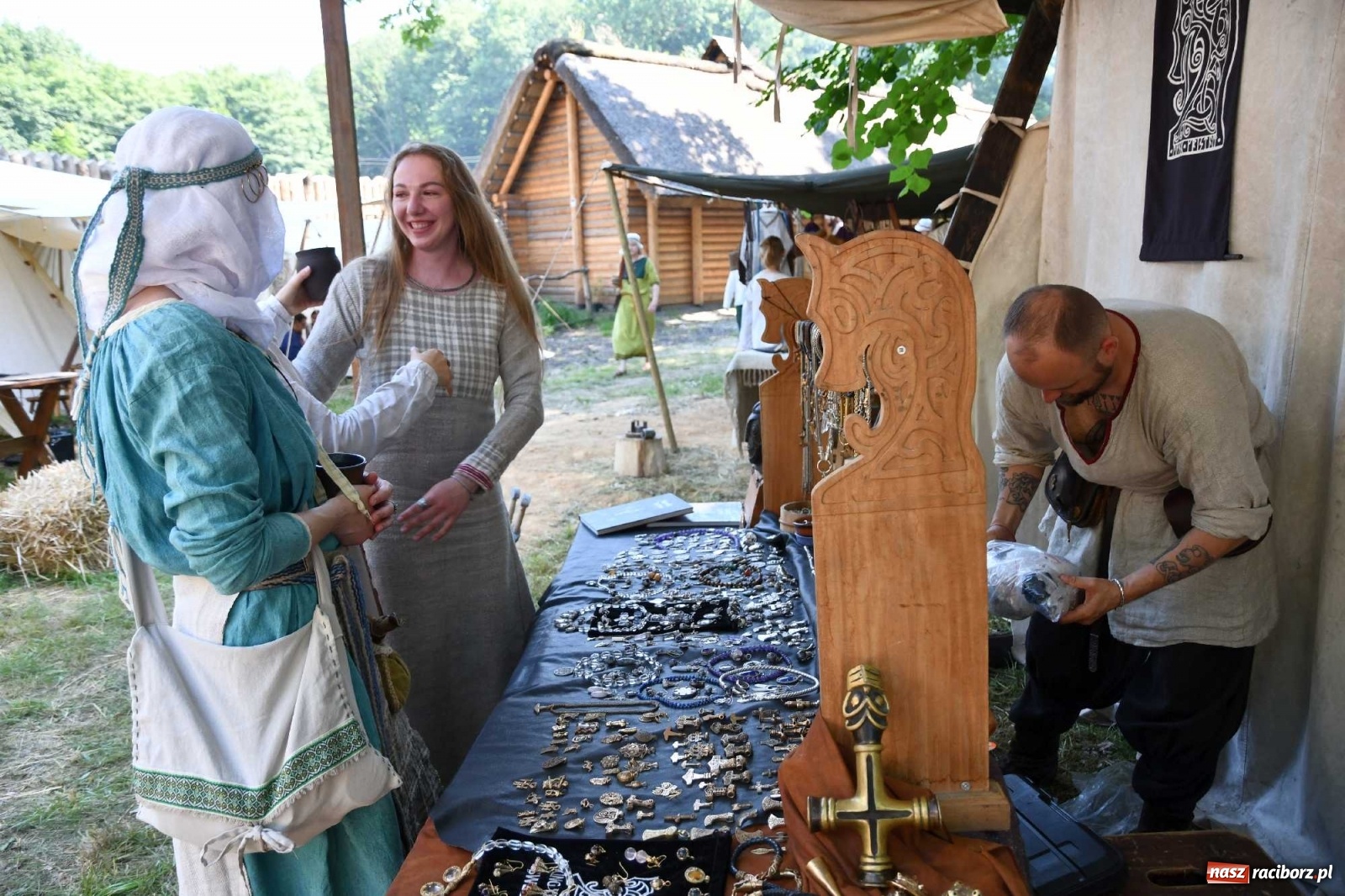 Zdjęcie w galerii na portalu naszraciborz.pl: Walczą, pichcą i handlują. Festiwal średniowieczny w Raciborzu wiadomości z regionu