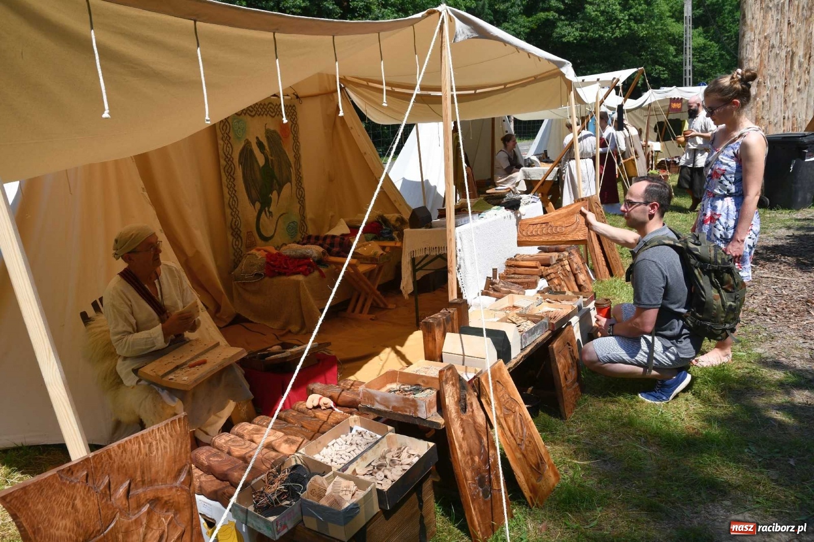 Zdjęcie w galerii na portalu naszraciborz.pl: Walczą, pichcą i handlują. Festiwal średniowieczny w Raciborzu wiadomości z regionu