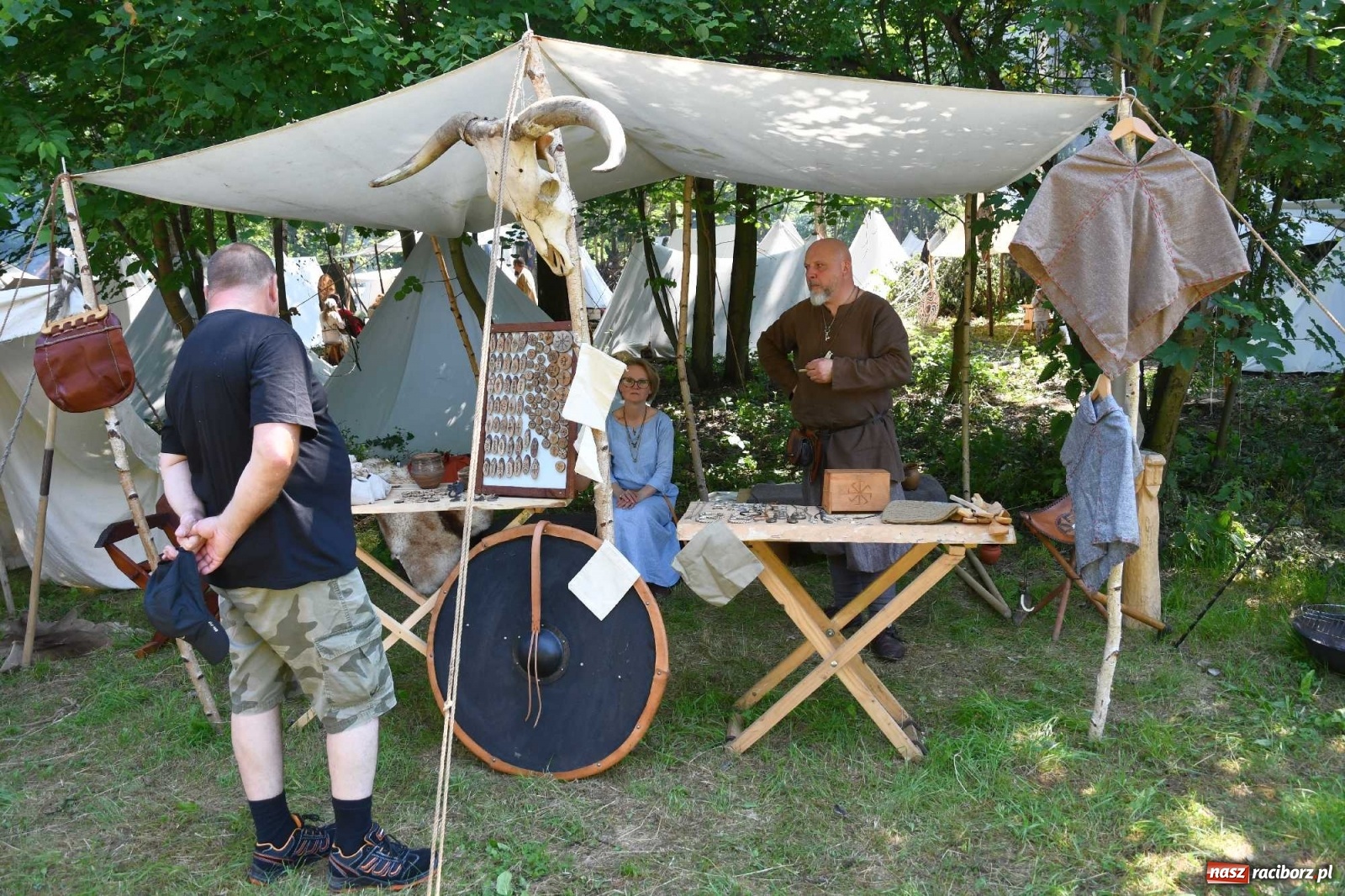 Zdjęcie w galerii na portalu naszraciborz.pl: Walczą, pichcą i handlują. Festiwal średniowieczny w Raciborzu wiadomości z regionu