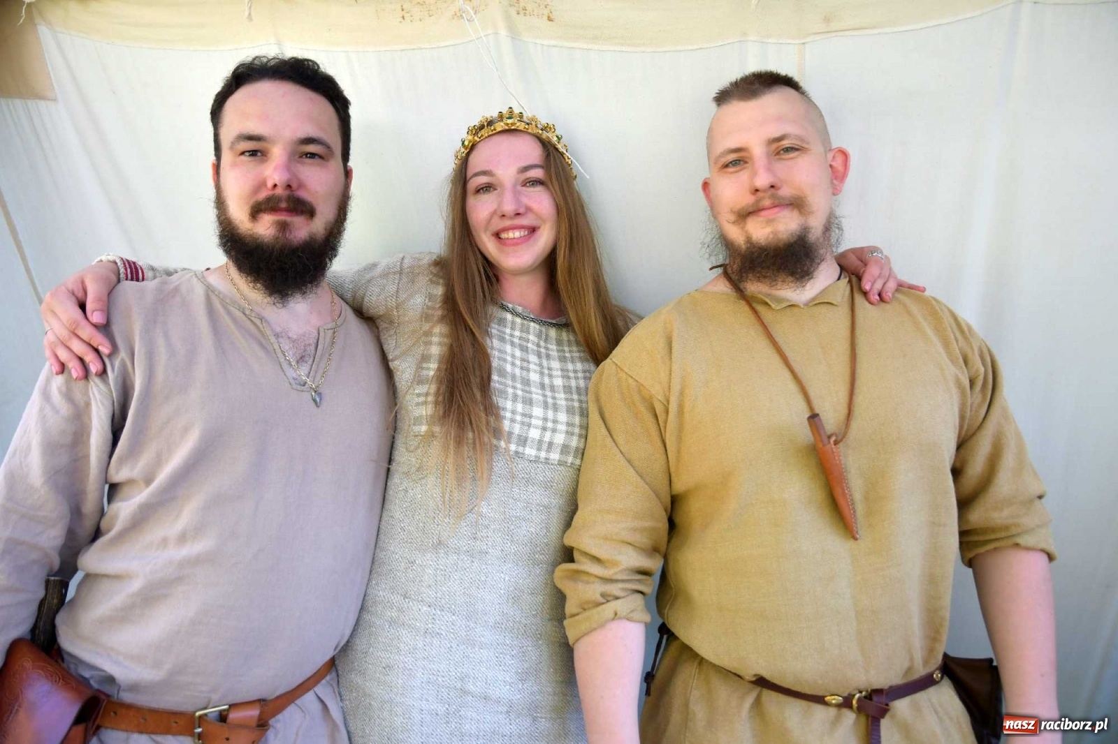 Zdjęcie w galerii na portalu naszraciborz.pl: Walczą, pichcą i handlują. Festiwal średniowieczny w Raciborzu wiadomości z regionu