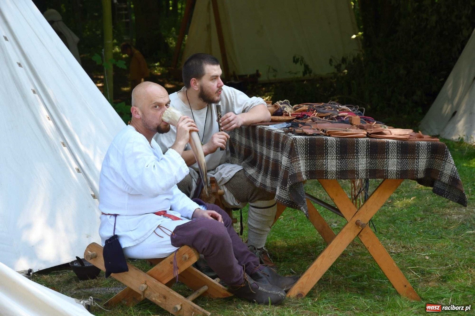 Zdjęcie w galerii na portalu naszraciborz.pl: Walczą, pichcą i handlują. Festiwal średniowieczny w Raciborzu wiadomości z regionu