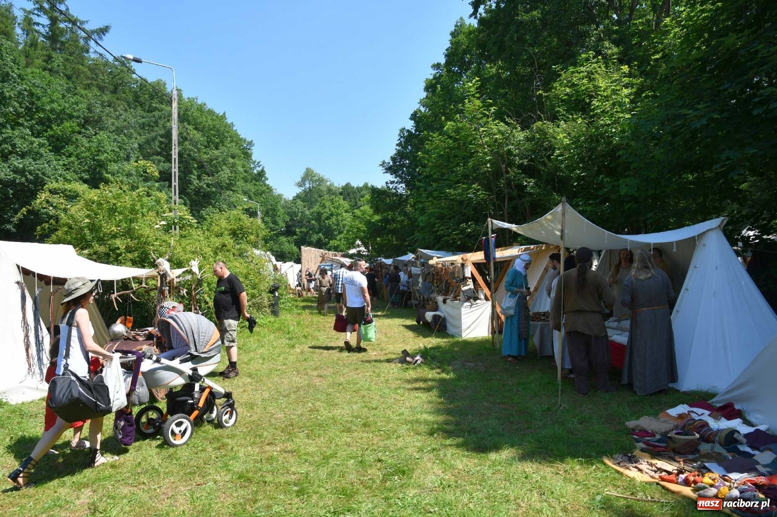Zdjęcie w galerii na portalu naszraciborz.pl: Walczą, pichcą i handlują. Festiwal średniowieczny w Raciborzu wiadomości z regionu