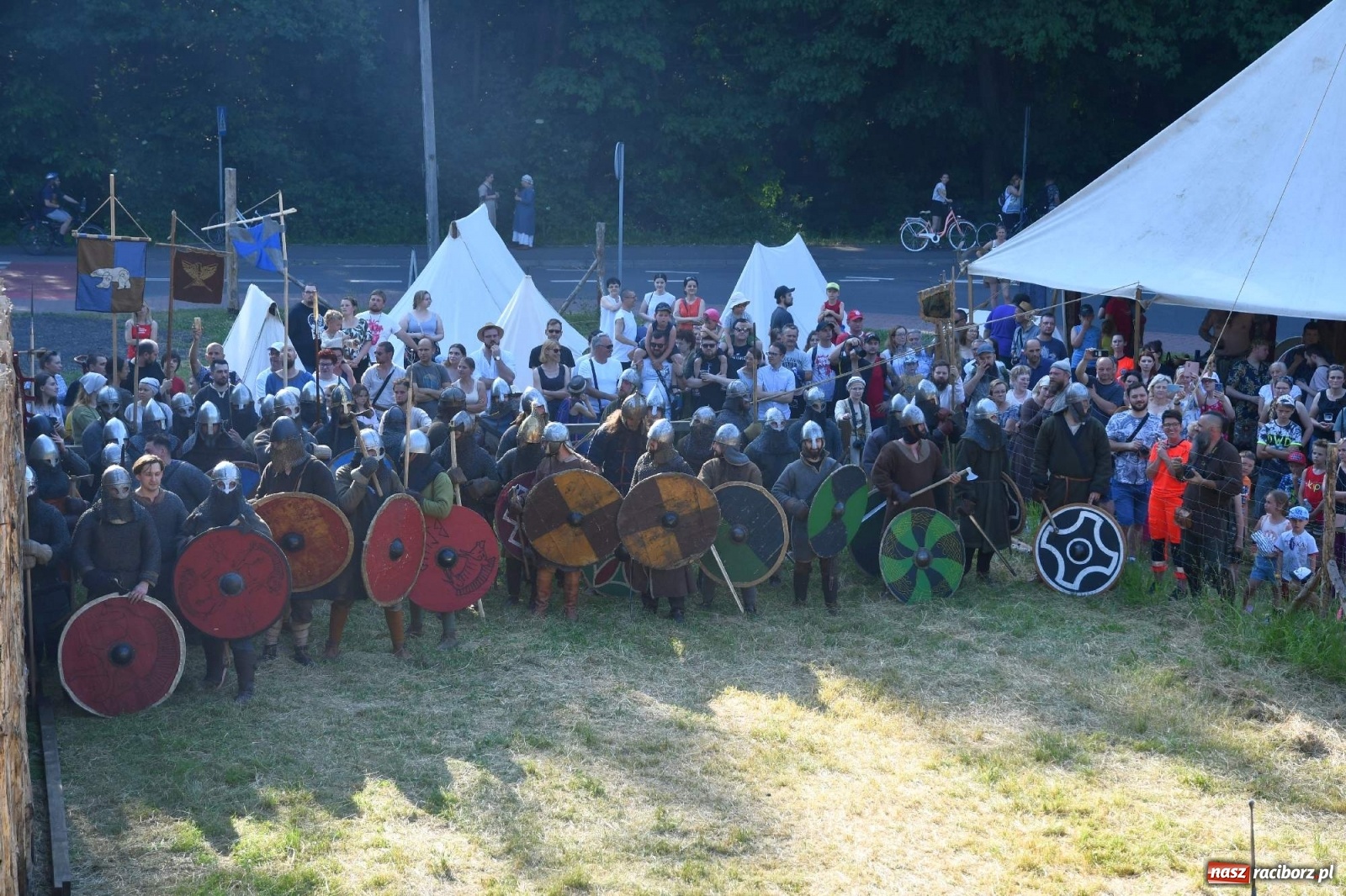 Zdjęcie w galerii na portalu naszraciborz.pl: Wielka bitwa wojów pod raciborskim grodem [WIDEO] wiadomości z regionu