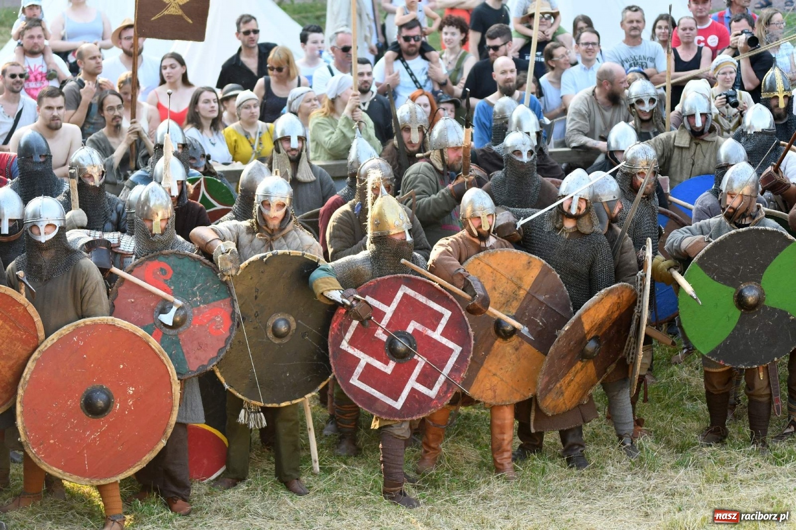 Zdjęcie w galerii na portalu naszraciborz.pl: Wielka bitwa wojów pod raciborskim grodem [WIDEO] wiadomości z regionu