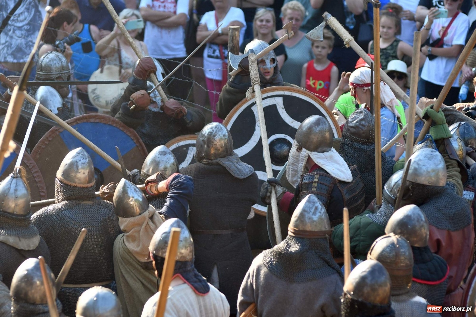 Zdjęcie w galerii na portalu naszraciborz.pl: Wielka bitwa wojów pod raciborskim grodem [WIDEO] wiadomości z regionu