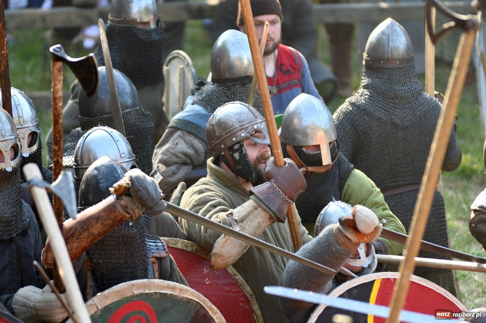 Zdjęcie w galerii na portalu naszraciborz.pl: Wielka bitwa wojów pod raciborskim grodem [WIDEO] wiadomości z regionu