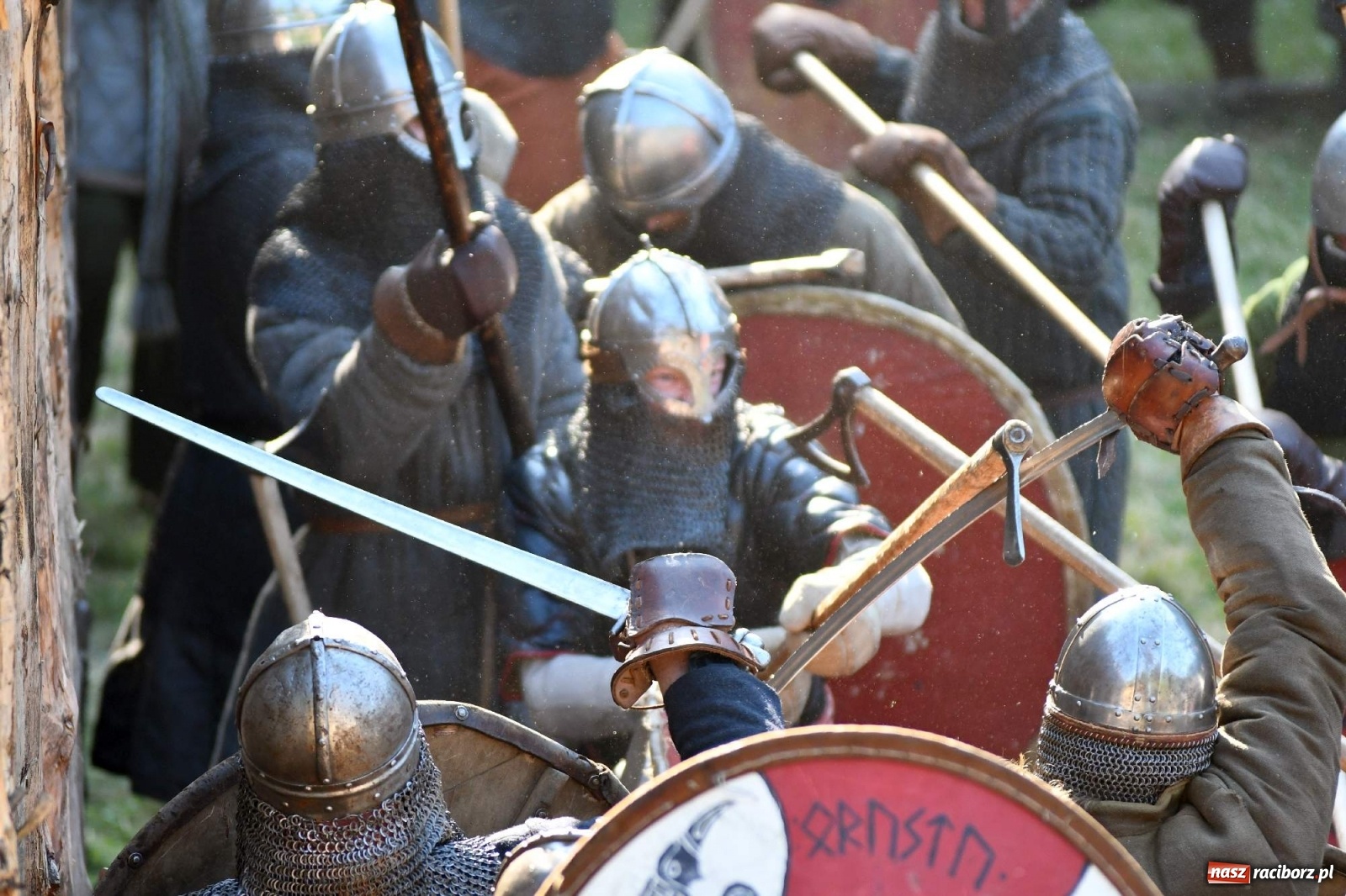 Zdjęcie w galerii na portalu naszraciborz.pl: Wielka bitwa wojów pod raciborskim grodem [WIDEO] wiadomości z regionu