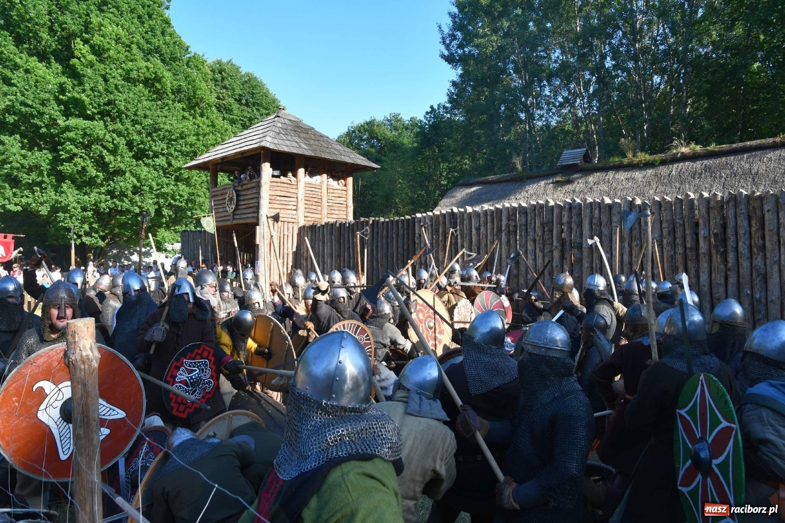 Zdjęcie w galerii na portalu naszraciborz.pl: Wielka bitwa wojów pod raciborskim grodem [WIDEO] wiadomości z regionu