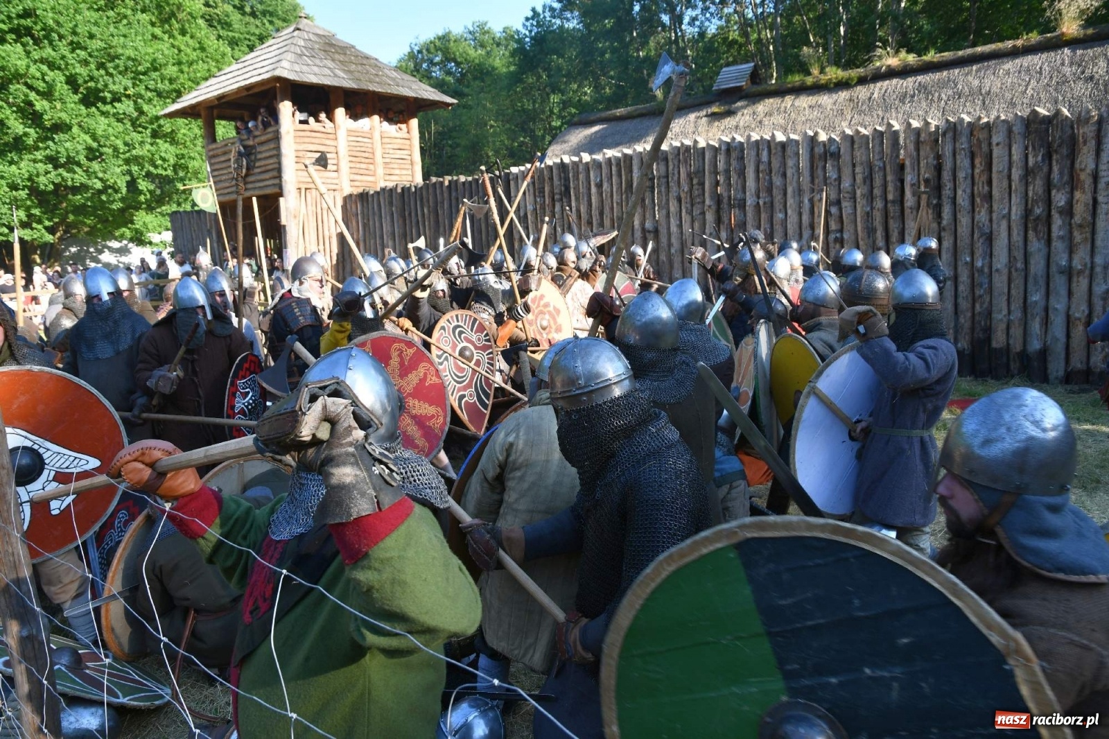 Zdjęcie w galerii na portalu naszraciborz.pl: Wielka bitwa wojów pod raciborskim grodem [WIDEO] wiadomości z regionu
