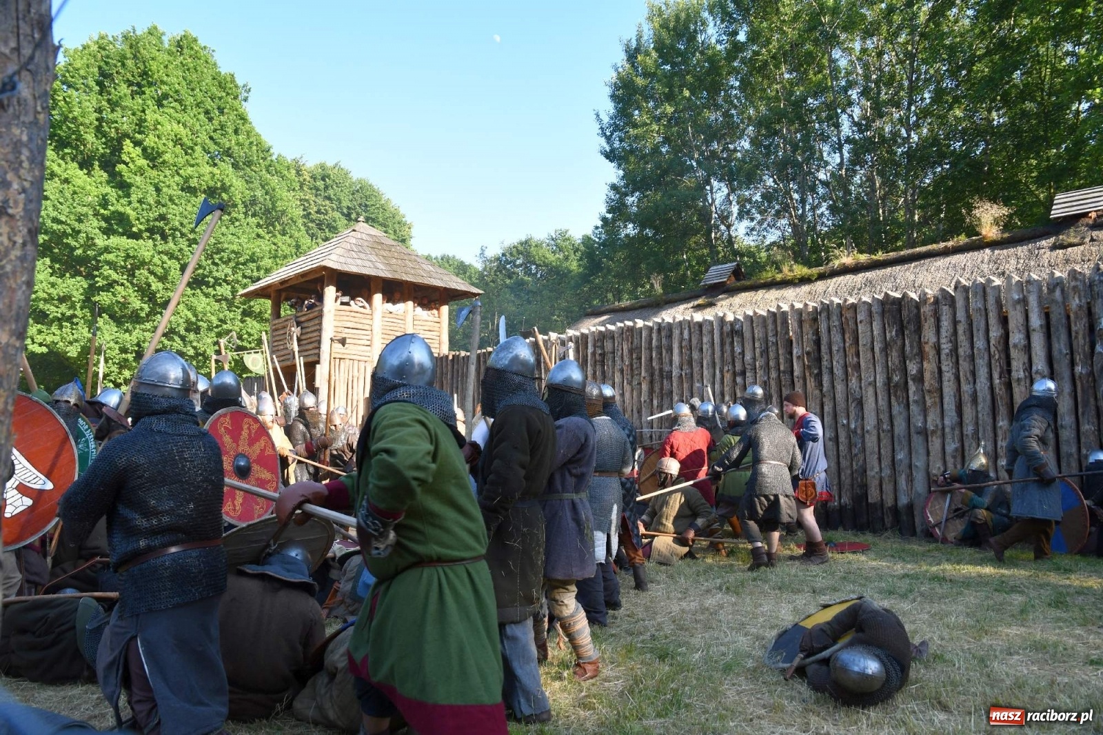 Zdjęcie w galerii na portalu naszraciborz.pl: Wielka bitwa wojów pod raciborskim grodem [WIDEO] wiadomości z regionu
