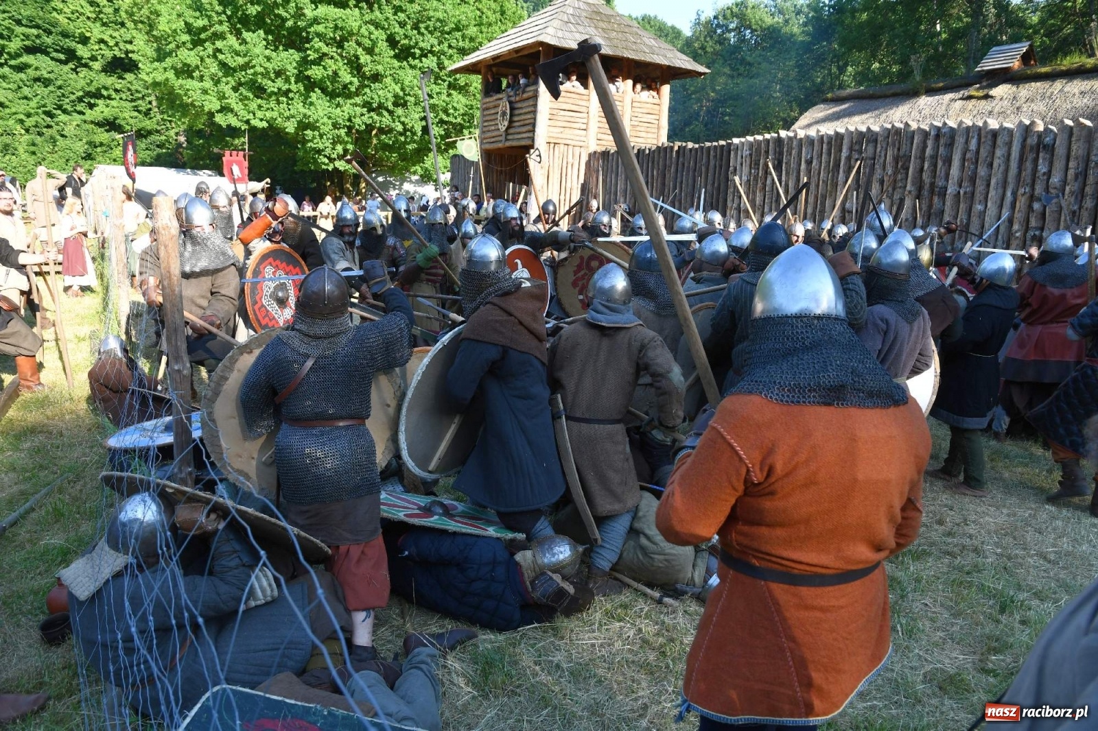 Zdjęcie w galerii na portalu naszraciborz.pl: Wielka bitwa wojów pod raciborskim grodem [WIDEO] wiadomości z regionu