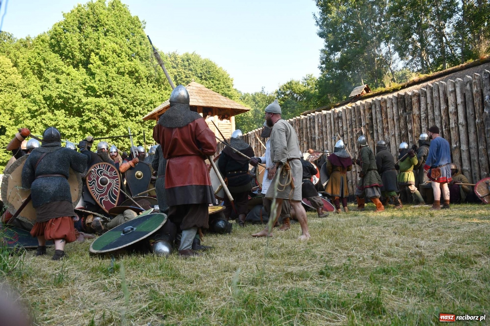 Zdjęcie w galerii na portalu naszraciborz.pl: Wielka bitwa wojów pod raciborskim grodem [WIDEO] wiadomości z regionu