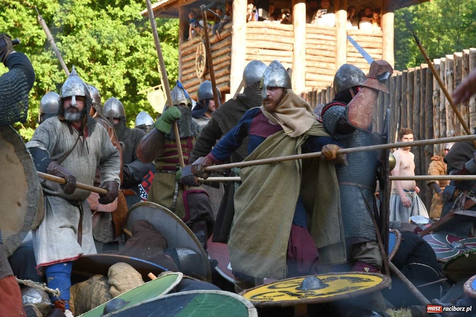 Zdjęcie w galerii na portalu naszraciborz.pl: Wielka bitwa wojów pod raciborskim grodem [WIDEO] wiadomości z regionu