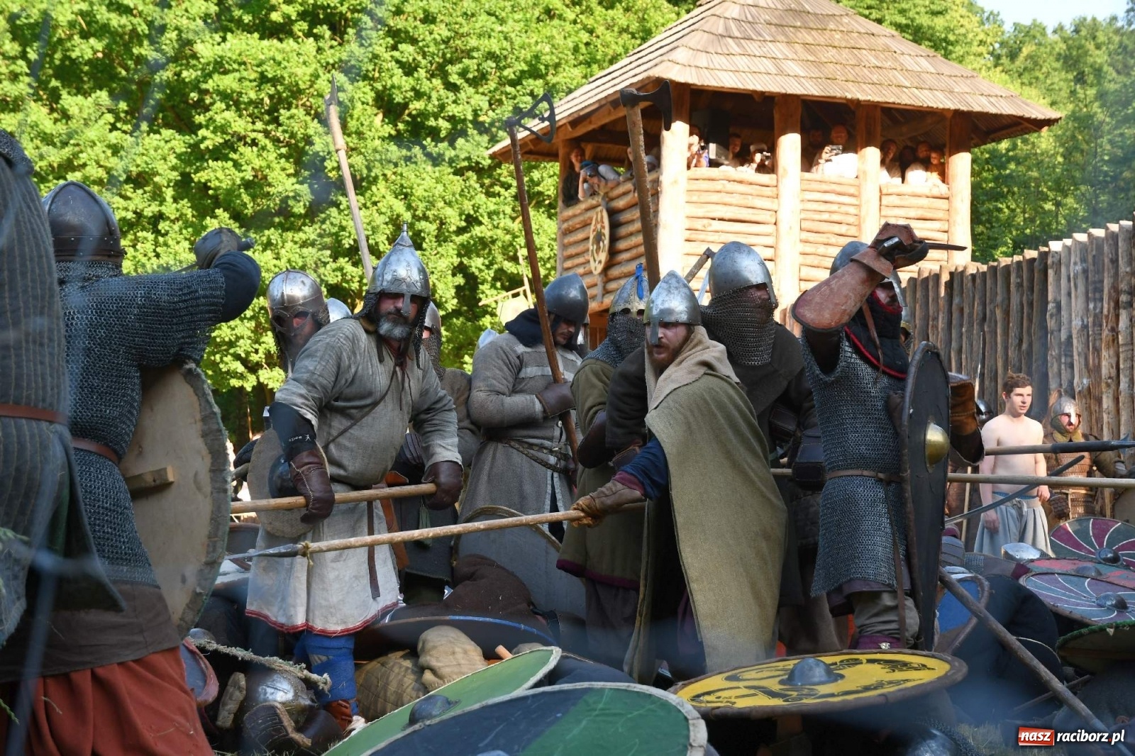 Zdjęcie w galerii na portalu naszraciborz.pl: Wielka bitwa wojów pod raciborskim grodem [WIDEO] wiadomości z regionu