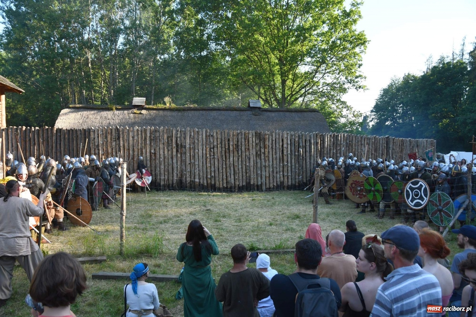 Zdjęcie w galerii na portalu naszraciborz.pl: Wielka bitwa wojów pod raciborskim grodem [WIDEO] wiadomości z regionu