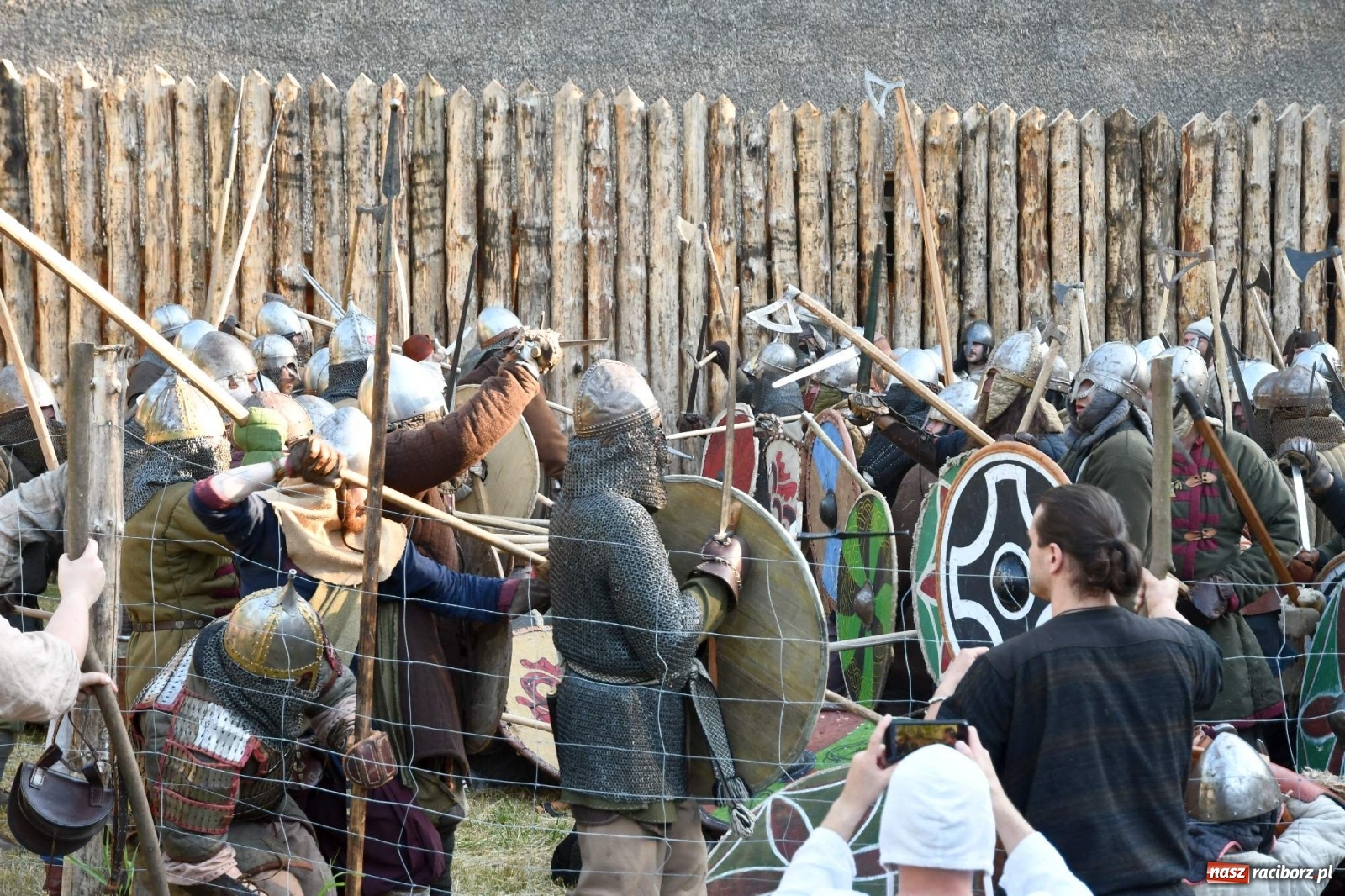 Zdjęcie w galerii na portalu naszraciborz.pl: Wielka bitwa wojów pod raciborskim grodem [WIDEO] wiadomości z regionu