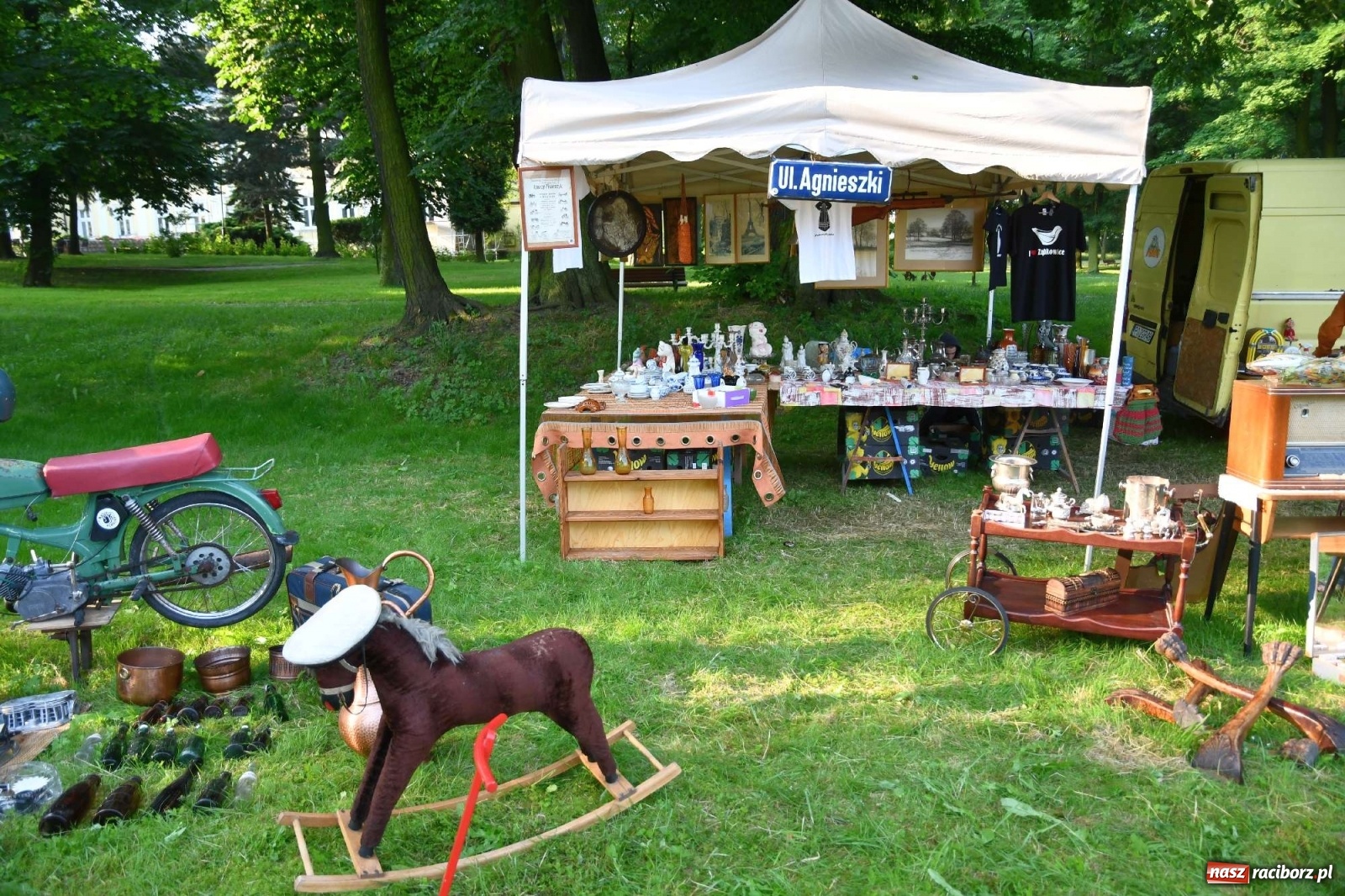 Zdjęcie w galerii na portalu naszraciborz.pl: Jarmark w Chałupkach. Sprzedający nie zawiedli [WIDEO] wiadomości z regionu