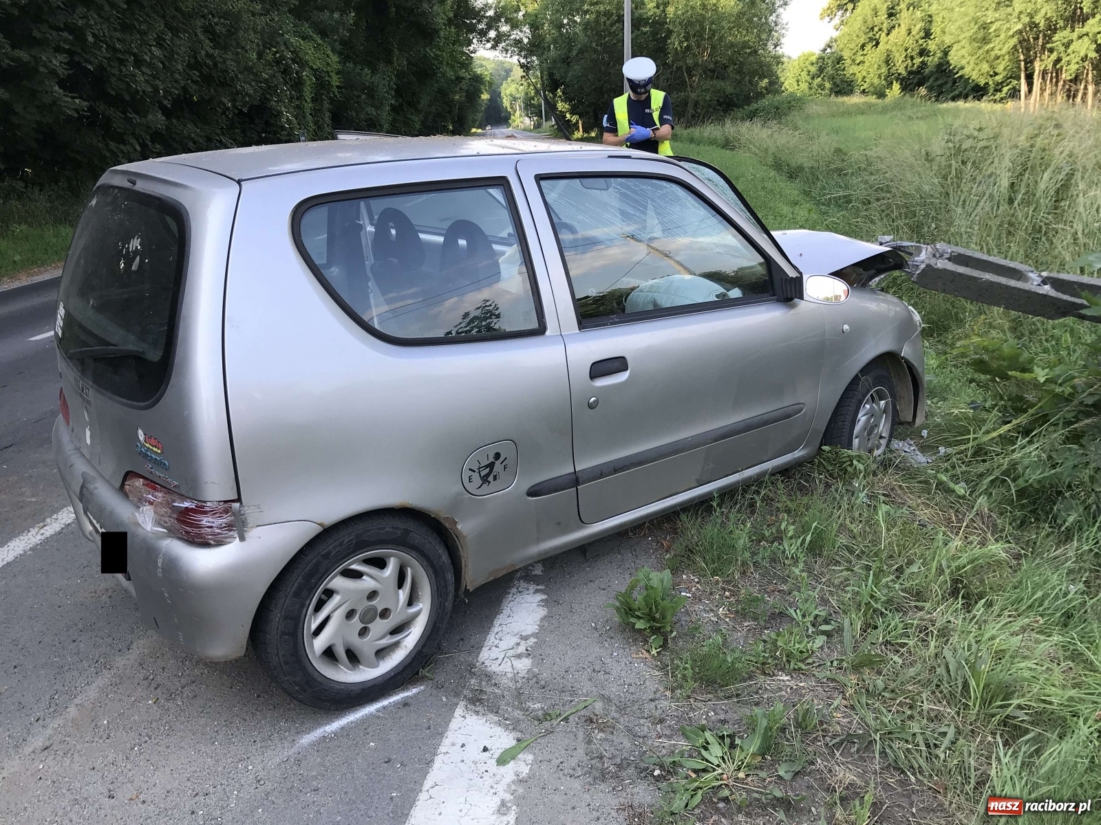 Zdjęcie w galerii na portalu naszraciborz.pl: Seicento ścięło słup na Brzeskiej [FOTO] wiadomości z regionu