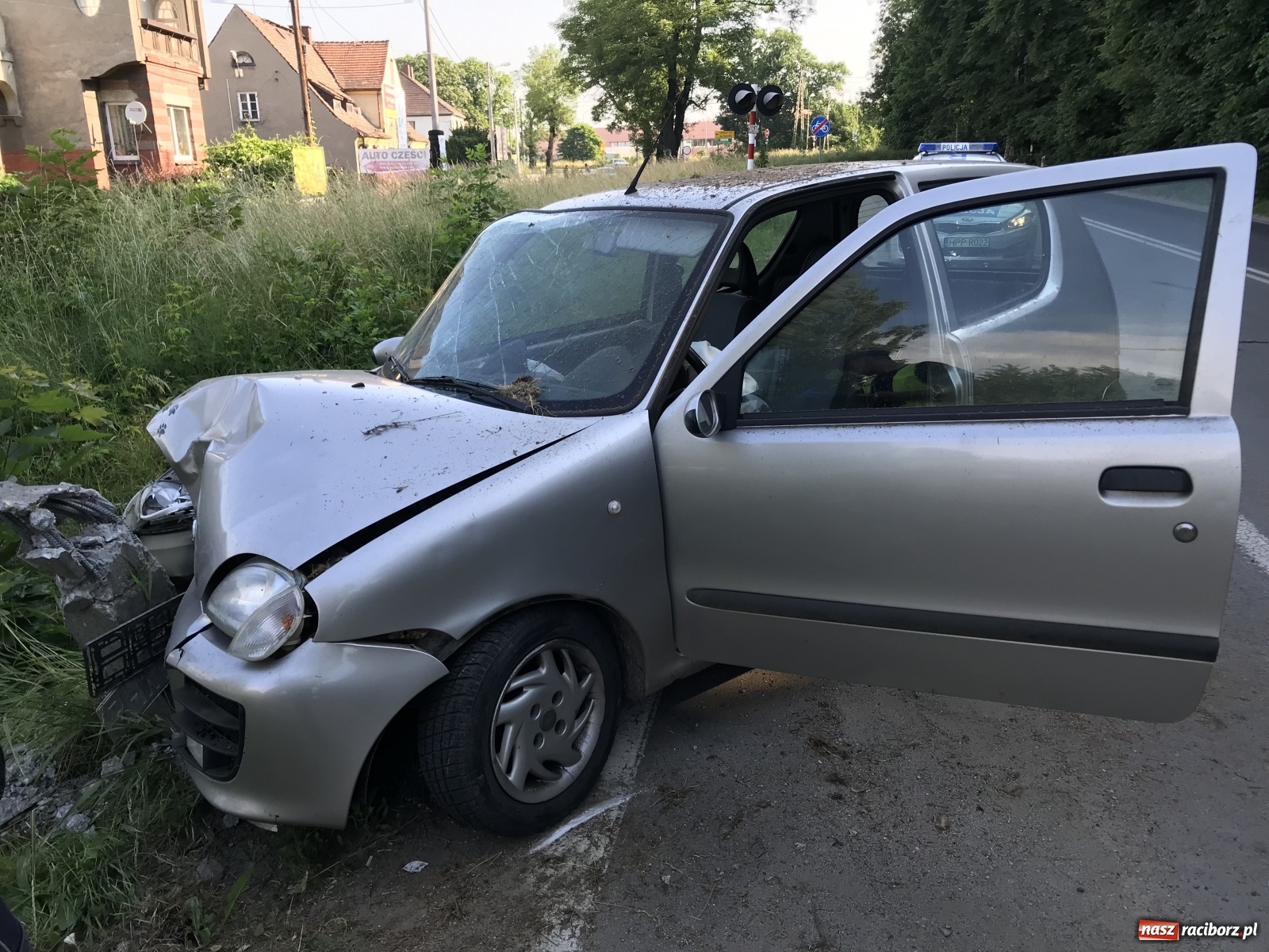 Zdjęcie w galerii na portalu naszraciborz.pl: Seicento ścięło słup na Brzeskiej [FOTO] wiadomości z regionu