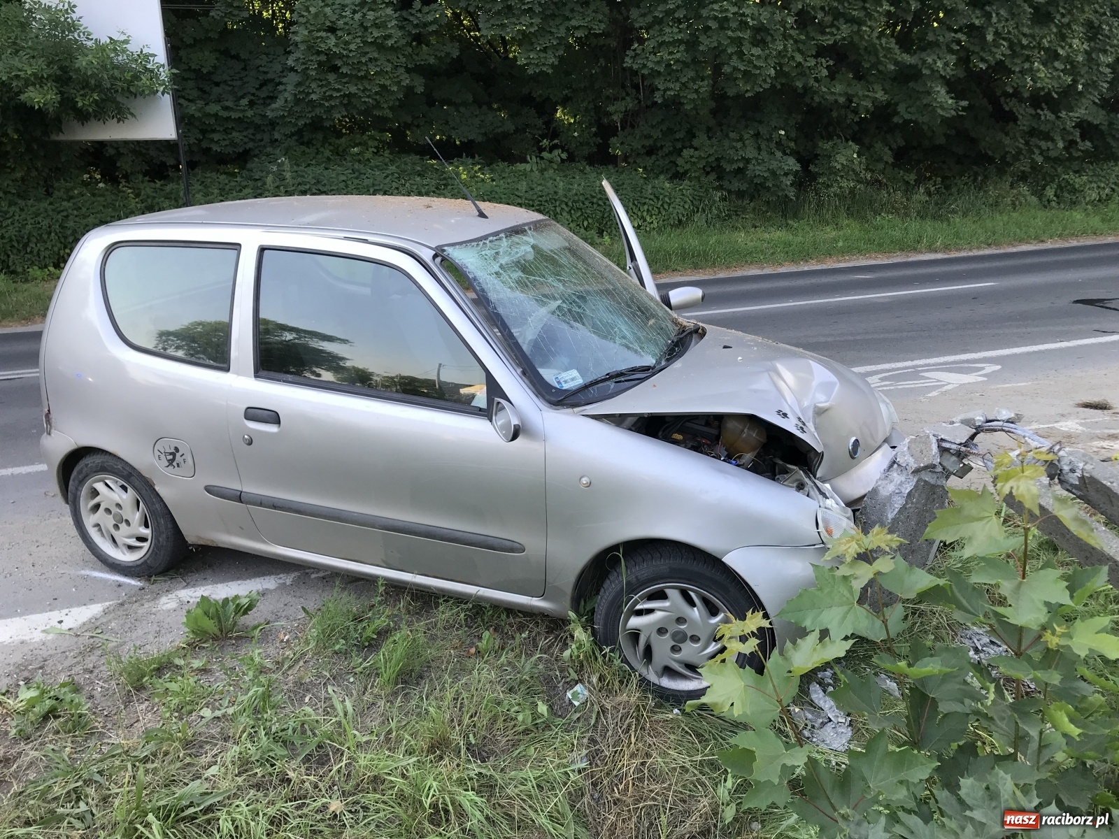 Zdjęcie w galerii na portalu naszraciborz.pl: Seicento ścięło słup na Brzeskiej [FOTO] wiadomości z regionu