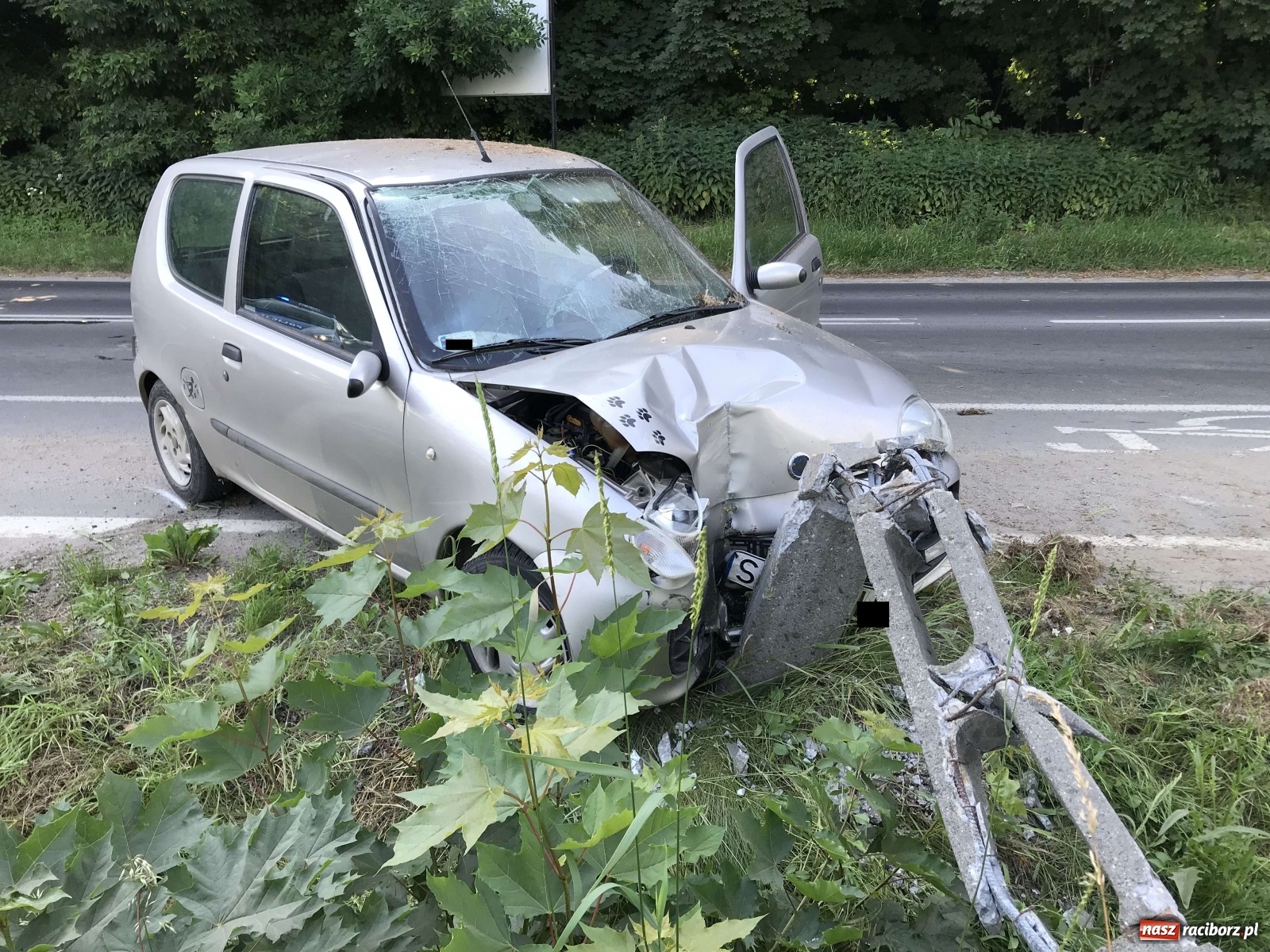 Zdjęcie w galerii na portalu naszraciborz.pl: Seicento ścięło słup na Brzeskiej [FOTO] wiadomości z regionu
