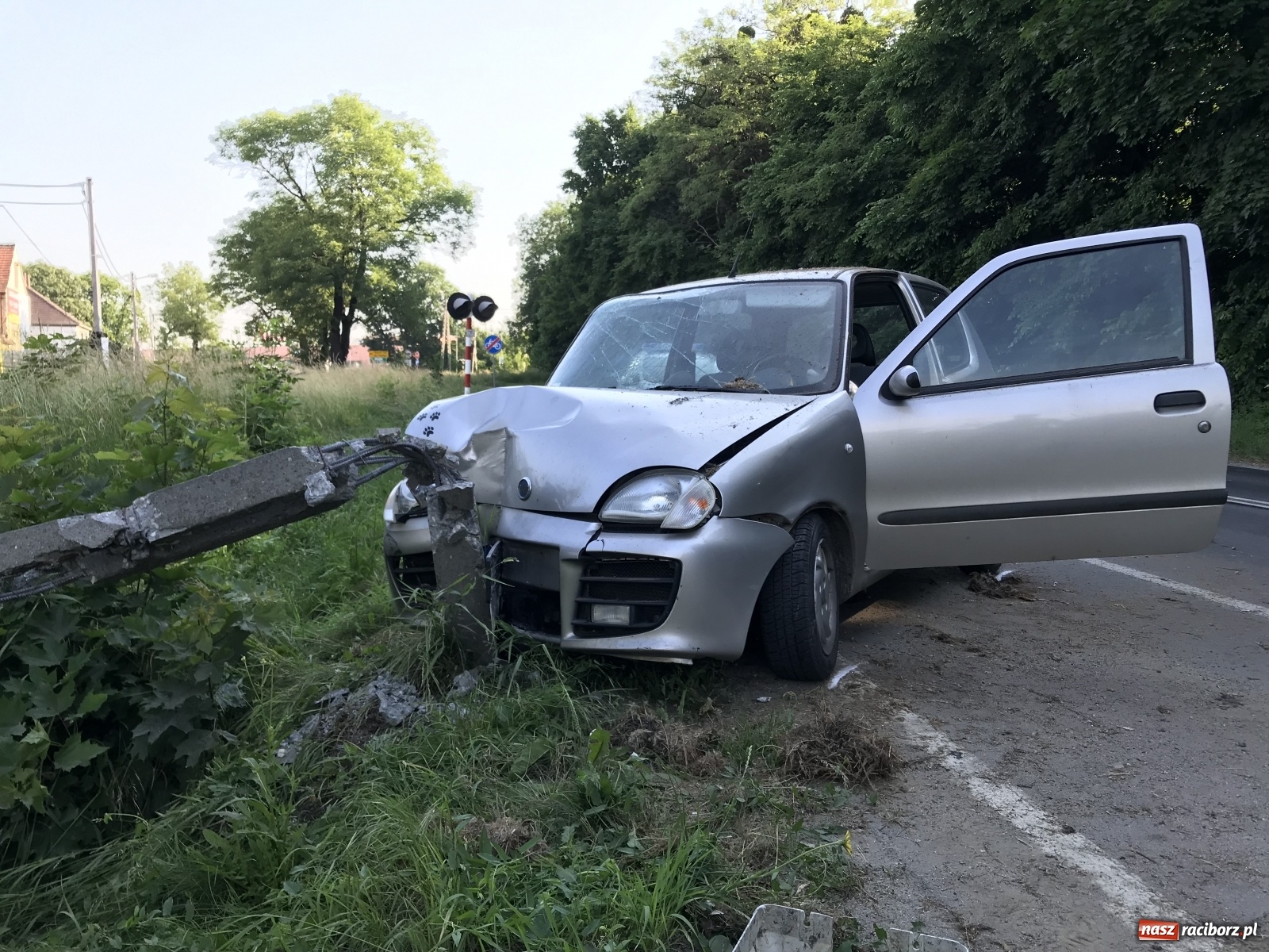 Zdjęcie w galerii na portalu naszraciborz.pl: Seicento ścięło słup na Brzeskiej [FOTO] wiadomości z regionu