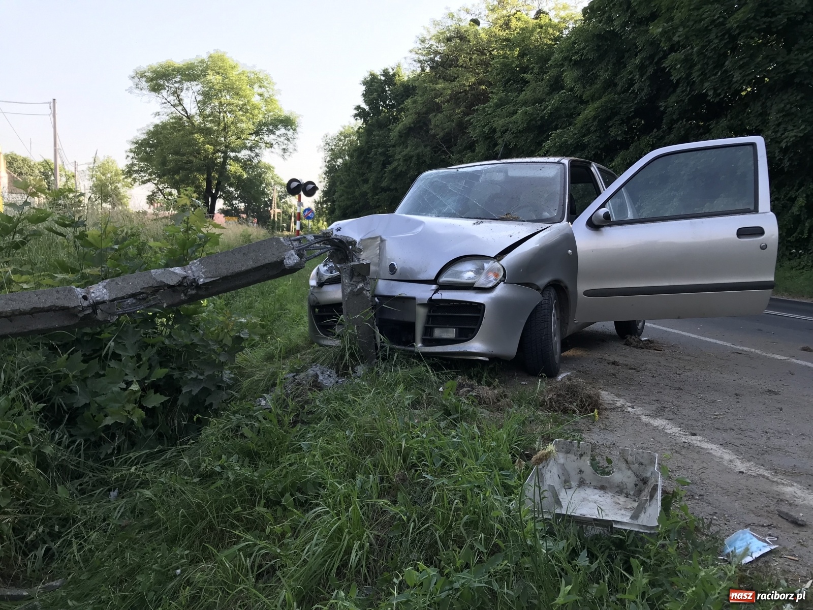 Zdjęcie w galerii na portalu naszraciborz.pl: Seicento ścięło słup na Brzeskiej [FOTO] wiadomości z regionu